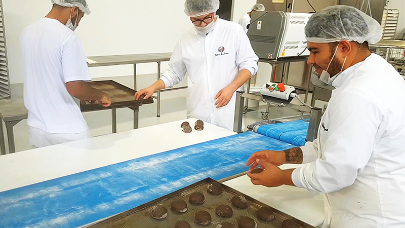 produccion de pan de chocolate en la linea automatica rheopan en sabor de francia