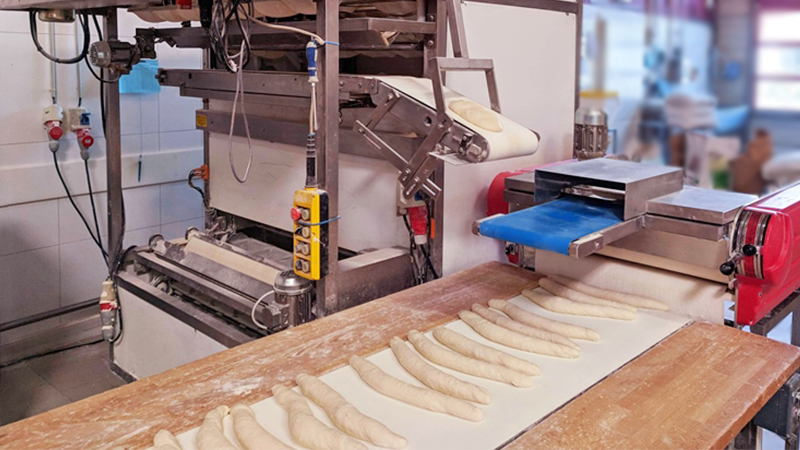  producción de baguettes tradicionales en el grupo automático de panadería semi-industrial