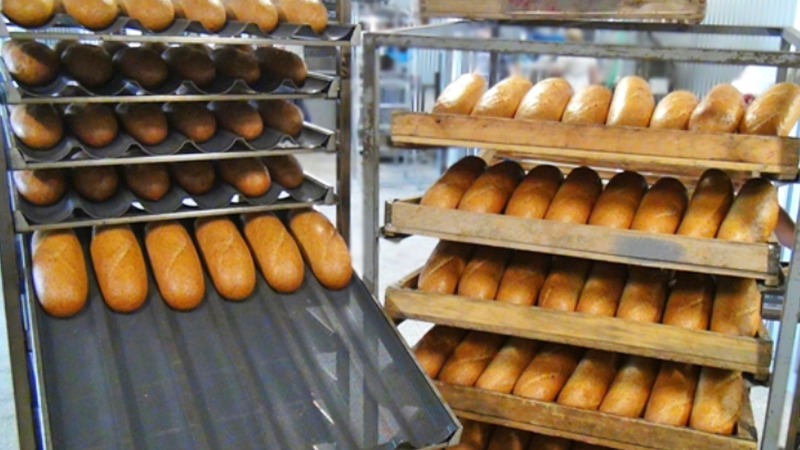 productos horneados en la línea de panadería semi-industrial automática