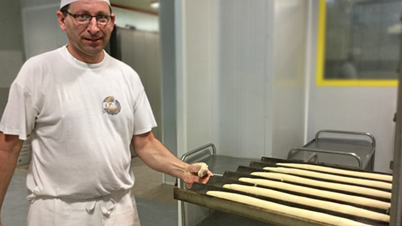 Baguettes crues fabriquées sur la ligne automatique de boulangerie indusrielle