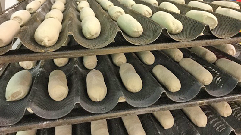 production de petits pains sur la ligne automatique de boulangerie industrielle